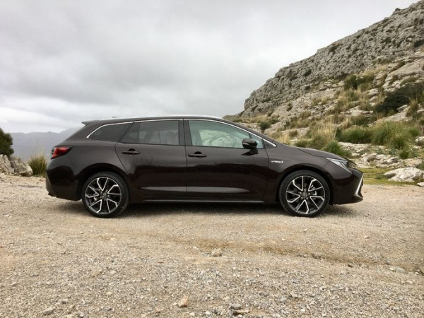 Toyota-corolla-touring-sports