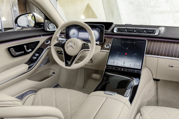 tout-equipe-l-habitacle-de-la-mercedes-maybach-compte-en-incluant-pre-safe-impulse-lateral-et-les-airbags-ceintures-un-total-de-18-airbags-1606242941